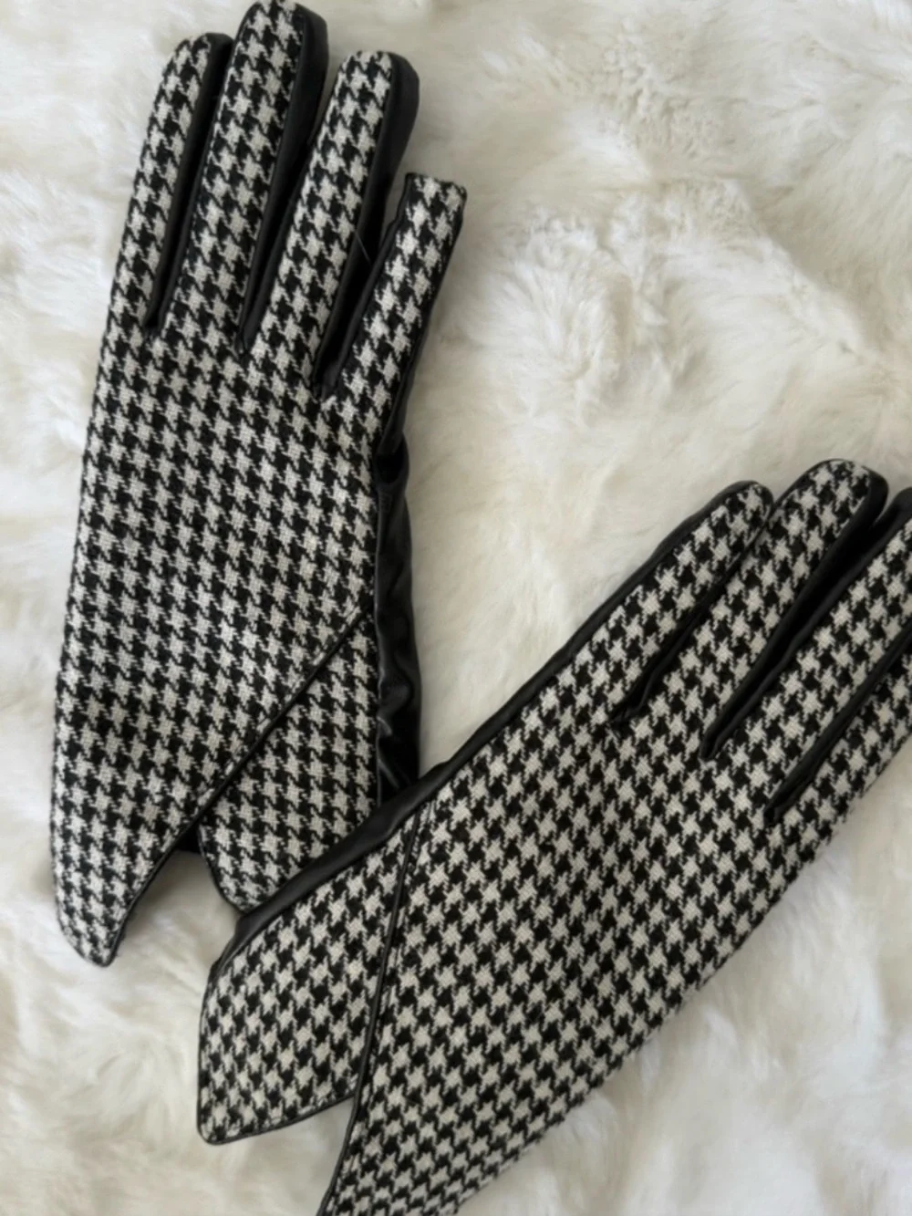 NWOT Vince Camuto Black and White Houndstooth Faux Leather Gloves